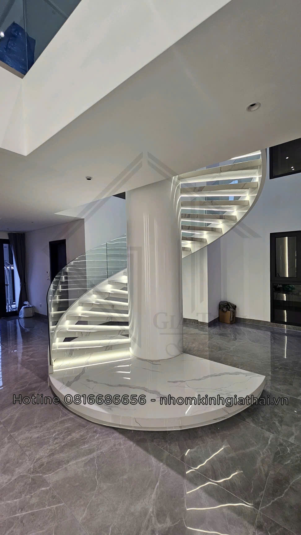 cau-thang-kinh-cong-sang-trong-gia-thai