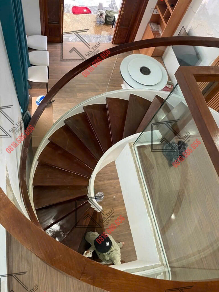 Cầu thang kính uốn cong